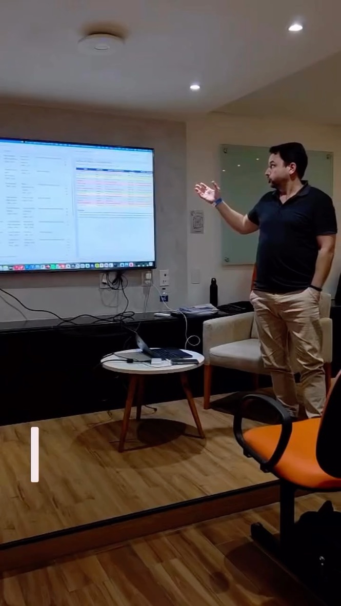 Instrutor da IntelliX.AI conduzindo a imersão Virada Inteligente na Yolo Coliving