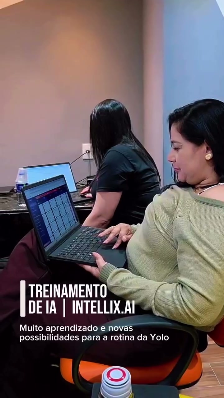 Participantes colocando a mão na massa com ferramentas de IA no notebook