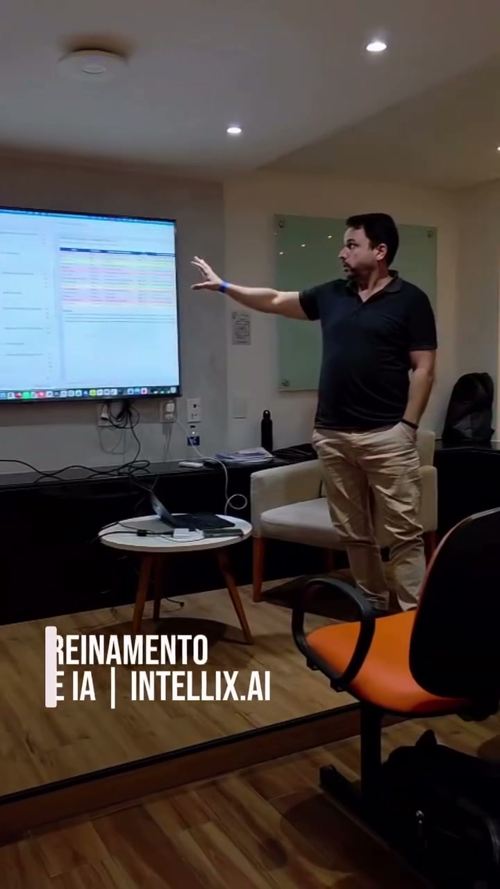 Instrutor da IntelliX.AI apresentando ferramentas de IA na tela durante o treinamento