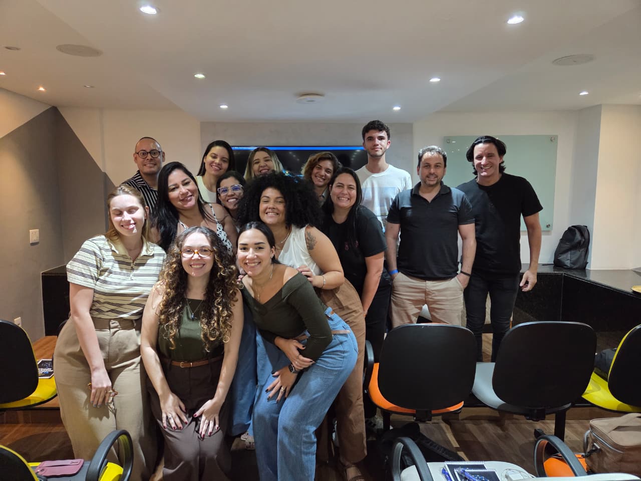 Foto oficial da equipe da Yolo Coliving após o treinamento de IA da IntelliX.AI