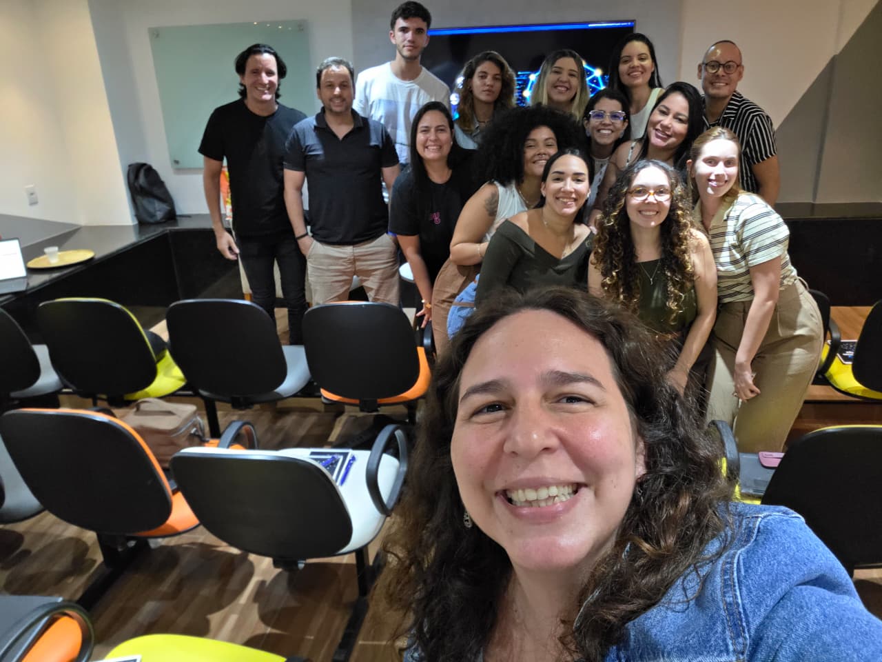 Turma da Yolo Coliving reunida ao final da imersão Virada Inteligente