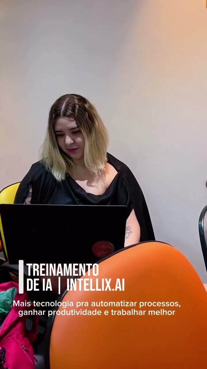 Equipe da Yolo Coliving acompanhando a demonstração de ferramentas de IA