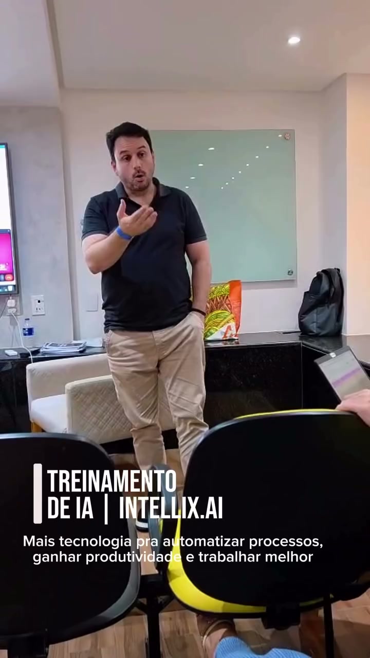 Instrutor explicando aplicações práticas de Inteligência Artificial para a rotina da empresa