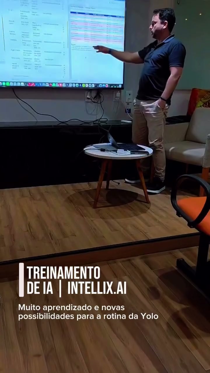 Instrutor demonstrando um fluxo de automação na tela para a equipe da Yolo Coliving